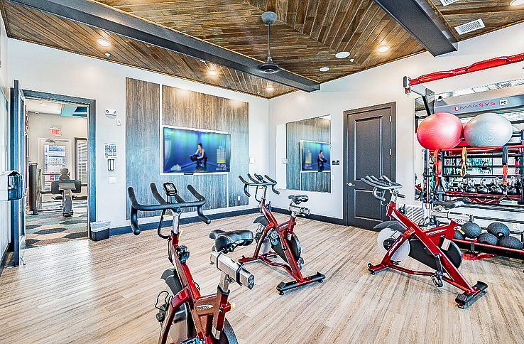 FitOnDemand247's tweet photo. "Hit the gym and take your own virtual workout class in our secluded yoga studio with #FitnessOnDemand! 💪🏼✨ @vueonlakemonroe #multifamily #Fitscope https://t.co/VRgt7o9VHU