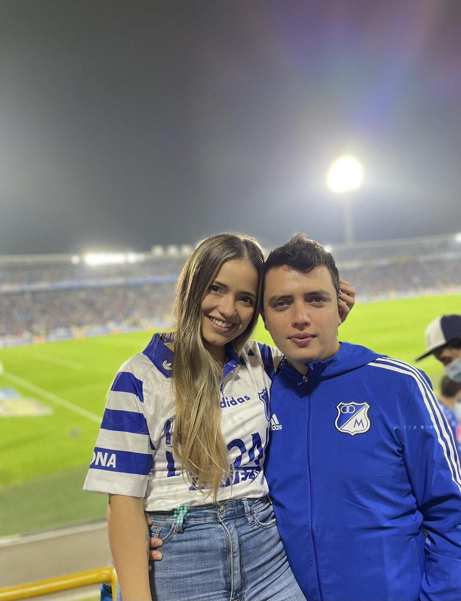 veronicavives2's tweet photo. AZULES DÍAS 💙💙💙💙 HOY ES UN GRAN MARTES !! @Davidhincafoot @MillosFCoficial https://t.co/2OvrUIYN7y