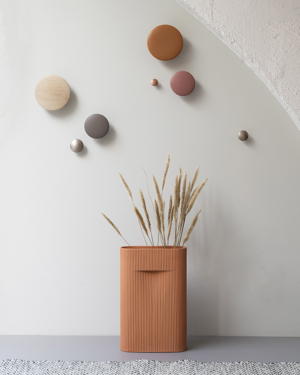 Muuto on Twitter: "With its refined dent, the Ridge Vase makes flowers  stand upright while also working as a subtle handle when moving the vase  from one space to another: https://t.co/2e8qnZIm3g #muuto #