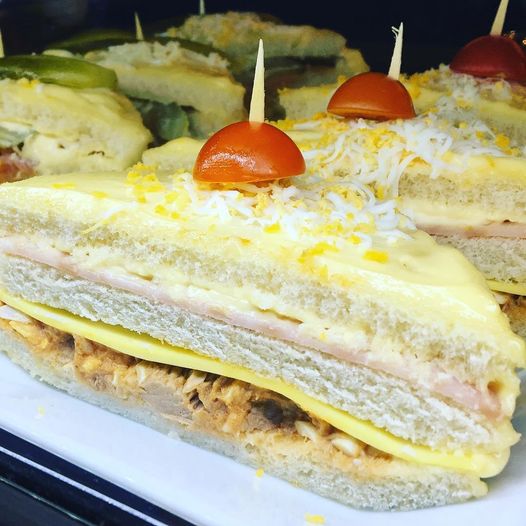 Entre las muchas #tapas que tenemos en el Mesón Las Conchas, tenemos el #sandwich mixto🥪, una tapa muy rica que se puede comer a cualquier hora
¡Disfrútala!😊
#sandwichmixto #Mesonlasconchassalamanca #salamancaparacomersela #restaurante #Salamanca #ruasalamanca #comerensalamanca