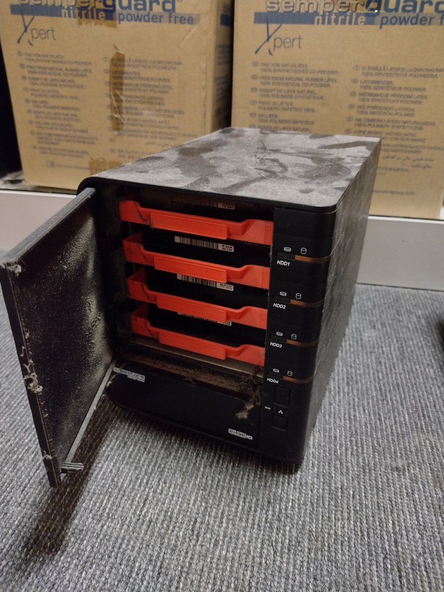 Had fun unearthing some old tech in <a href="/Tees_Seis/">Dan Gittins</a>'s office today! Impressed to find that the computer from 2004 running Windows XP  (complete with floppy disk drive) still worked, and I know where to come if I need to read an 80 GB hard drive!