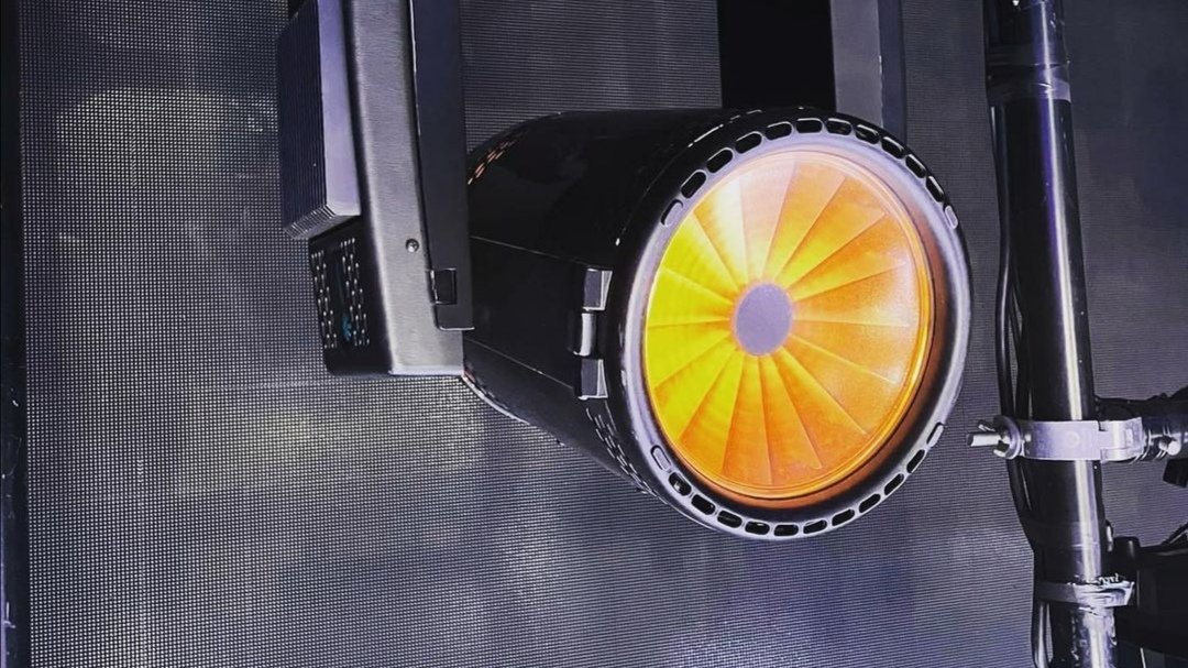 DJHousebracker's tweet image. Full all-round Studio/Lightdesign service 😝

#malighting #lightdesigner #eventtech #studiotime #studioday #tvstudios #lovejob