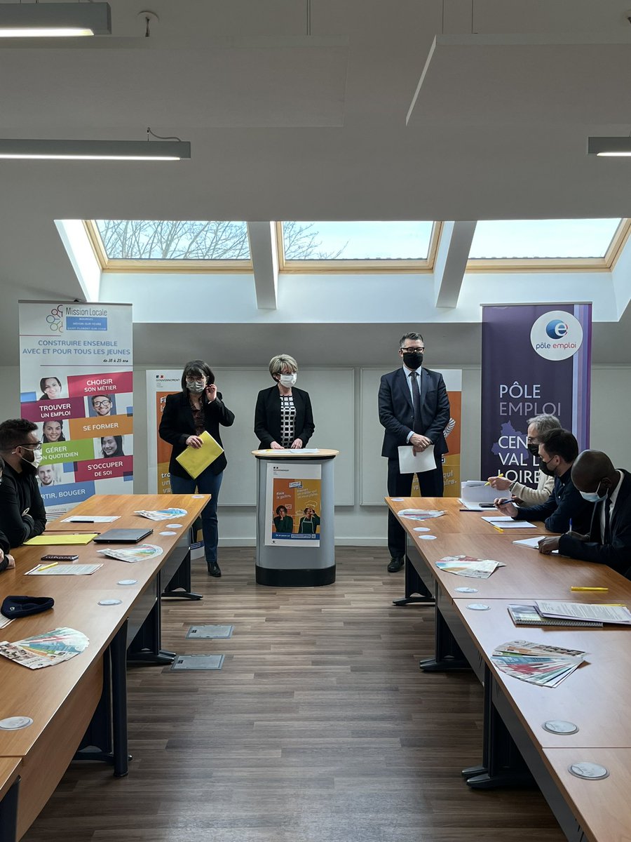 Le contrat engagement jeune #CEJ : c’est parti à #Bourges
Signature ce jour de 7 premiers contrats en présence de Mr le prefet du cher
<a href="/prefet18/">Préfet du Cher</a>  @poleemploi_RCVL #CEJ #1jeune1solution <a href="/Travail_Gouv/">Ministère du Travail</a> @pole_emploi <a href="/Elisabeth_Borne/">Élisabeth BORNE</a> <a href="/UNmissionlocale/">UNML</a> @CazaletMarianne