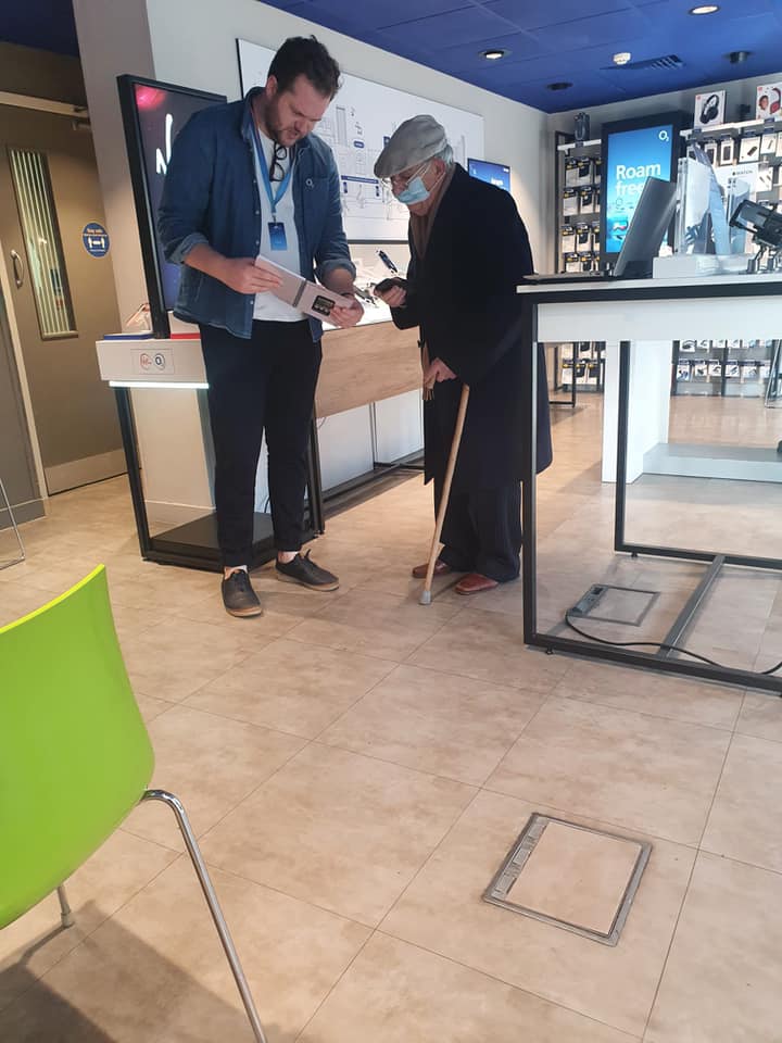 O2Careers's tweet image. Shout out to our Retail Advisor Chris, he went the extra mile to help one of our customers with a manual for his new Doro.  All in a days work. #WhyO2