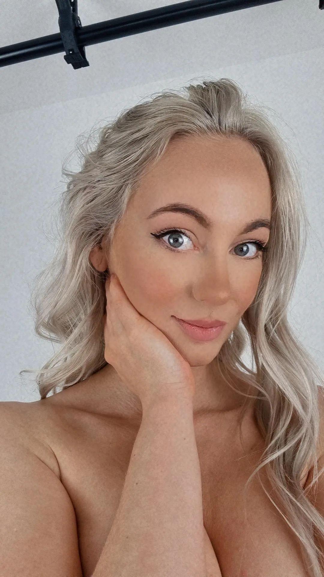 Chloe on X: If you like small blondes that shove fake lightsabers in weird  places..... go sub to my pages 🖖💦 t.co4jHOGY7vz9  X