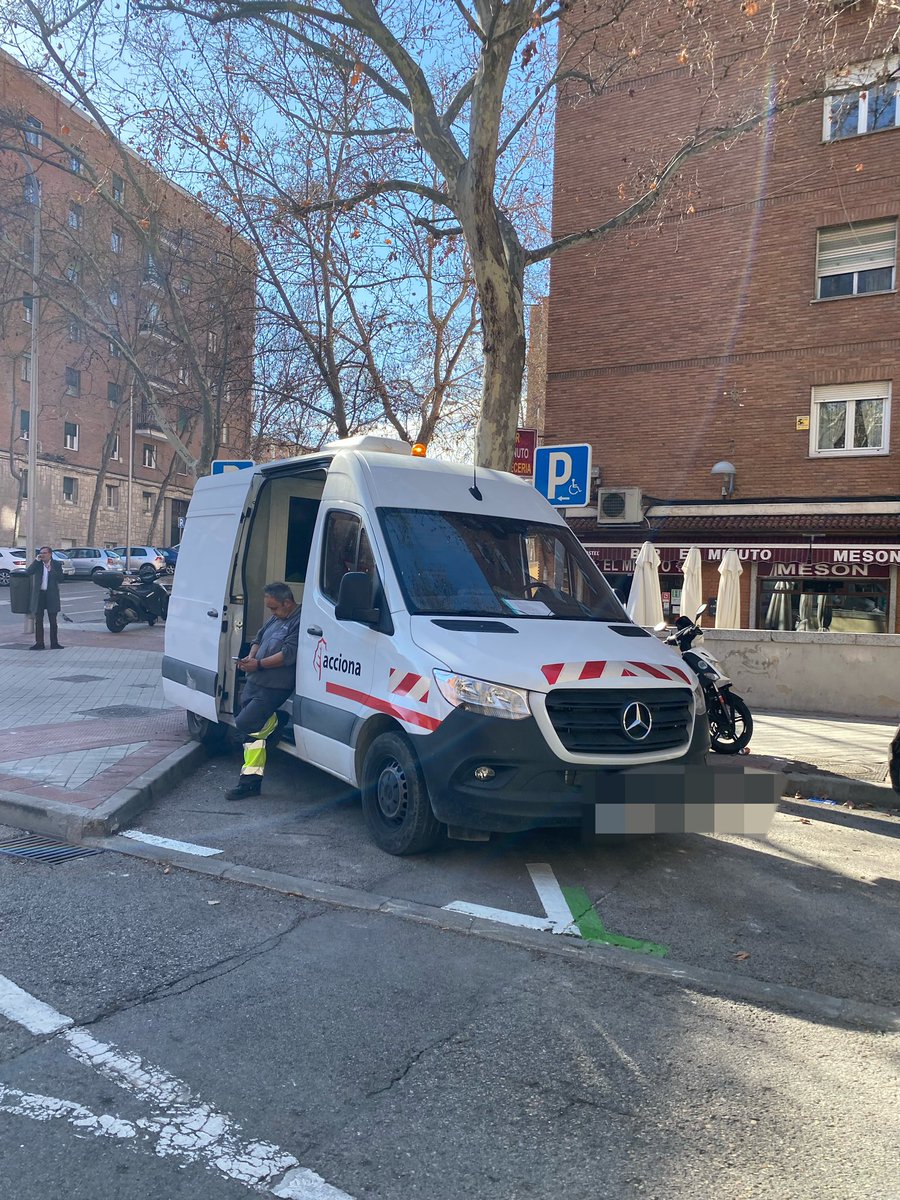 fisiodelaserna's tweet photo. Es  increíble la cantidad de gente que aparca en sitios de #minusvalidos sin importarle el problema que creen. Por favor, @policiademadrid @MADRID hagan algo por evitarlo. Todos los días. Que falta de #empatía y #solidaridad. Ponga orden en casa @ACCIONA https://t.co/4b3uCQIgKA
