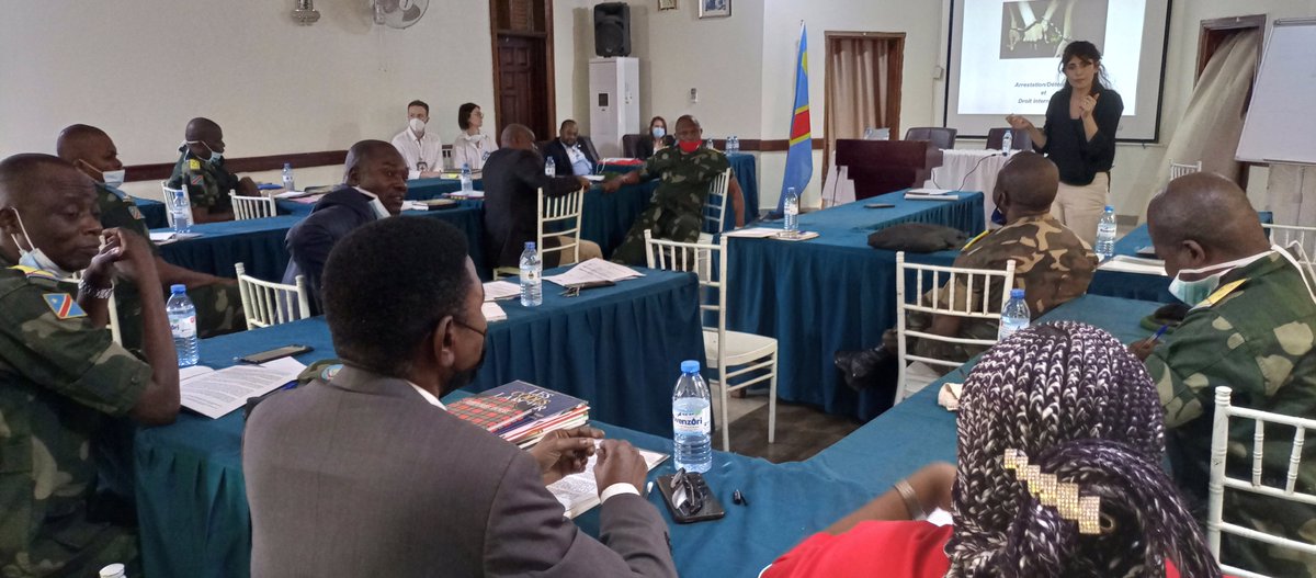 RBernhardICRC's tweet photo. Droit international humanitaire et droit pénal militaire⚖️ :
Nous avons échangé avec des autorités militaires judiciaires et pénitentiaires à #Bunia dans l’#Iuri, Est de #RDC.
Au centre des discussions : le respect des droits fondamentaux des personnes privées de liberté🔐. https://t.co/pZHChkvSVW