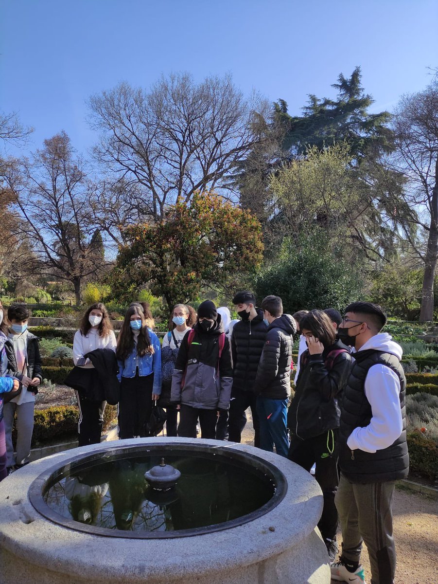 IesMMolina's tweet photo. #Jardinbotánico hoy l@s alumn@s de #3ESOA y #3ESOC han visitado el jardín botánico gracias a #Madridunlibroabierto https://t.co/MaPSAB1vqF