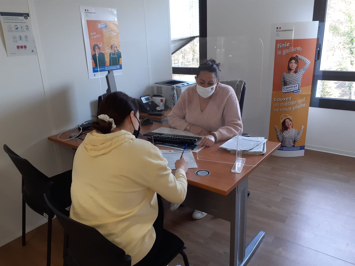 gruffy_cl's tweet photo. @polemploiseynod au RDV du démarrage des Contrats d'Engagement Jeune #CEJ.
Céline, Caroline et Clémence  démarrent ce jour avec peps et plaisir  : De belles rencontres et des jeunes heureux d'êtres là et accompagnés pour une insertion pro de qualité
#AvecPoleEmploi https://t.co/FCkyuk3wlN