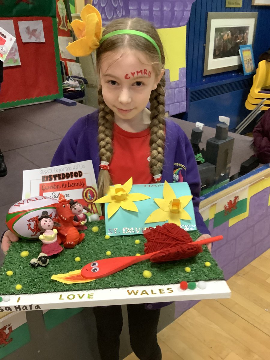 hafodprimary's tweet photo. 🏴󠁧󠁢󠁷󠁬󠁳󠁿Well done to our Year 6 Eisteddfod winners! Amazing poems and crafts! Bendegedig! 🏴󠁧󠁢󠁷󠁬󠁳󠁿 Charlie was crowned this year’s Bard!  👑#hfp6 #UNCRCarticle7 https://t.co/U2us8wR8TQ