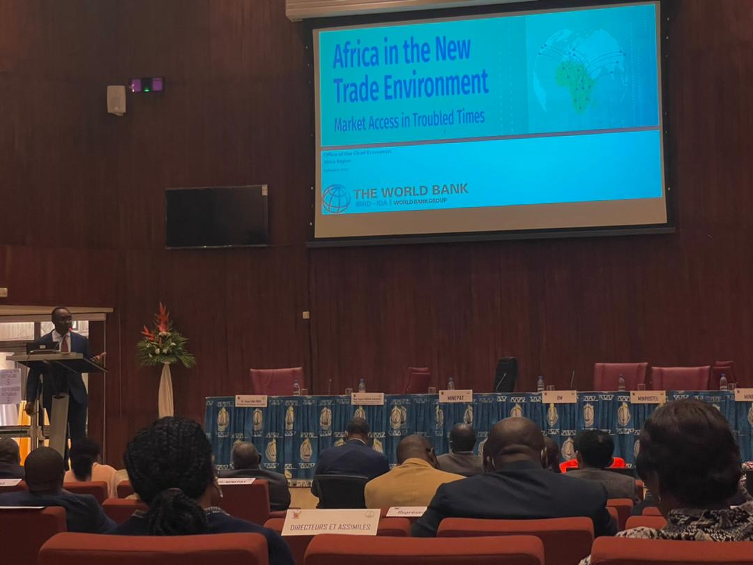 “L’Afrique doit miser sur l’industrialisation et la technologie pour s’imposer dans le commerce international”. <a href="/AlbertZeufack/">Albert Zeufack</a> 

Téléchargez la publication sur le nouvel environnement commercial du continent africain: ➡️bit.ly/3vrZn8T

📍Yaounde, Cameroon