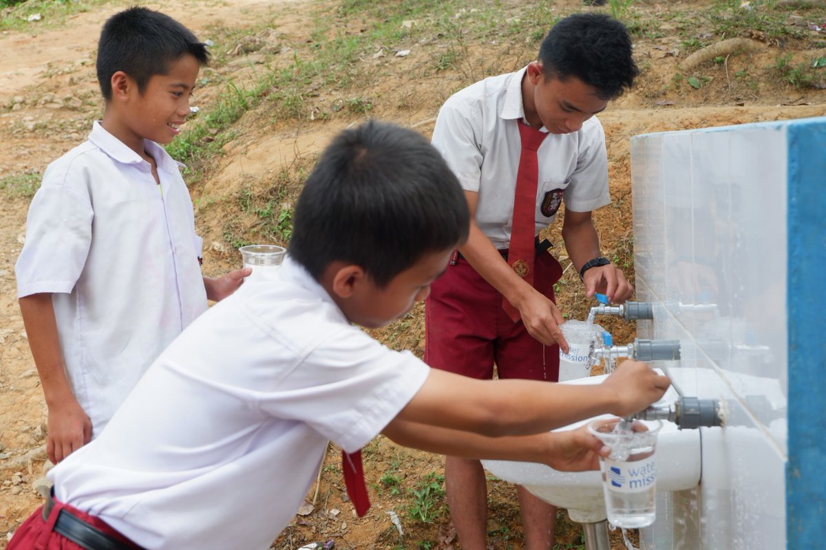 way_mitra's tweet photo. Anak anak di Desa Fondrako Raya, Nias, Indonesia saat ini sudah bisa mendapatkan akses yang lebih mudah untuk kebutuhan minum dan untuk mencuci tangan mereka dengan adanya Safe Water Program kerja sama
@PDJF_dk & @water_mission /@waha_mitra #waterbuilds #hope https://t.co/bMP7fscgke