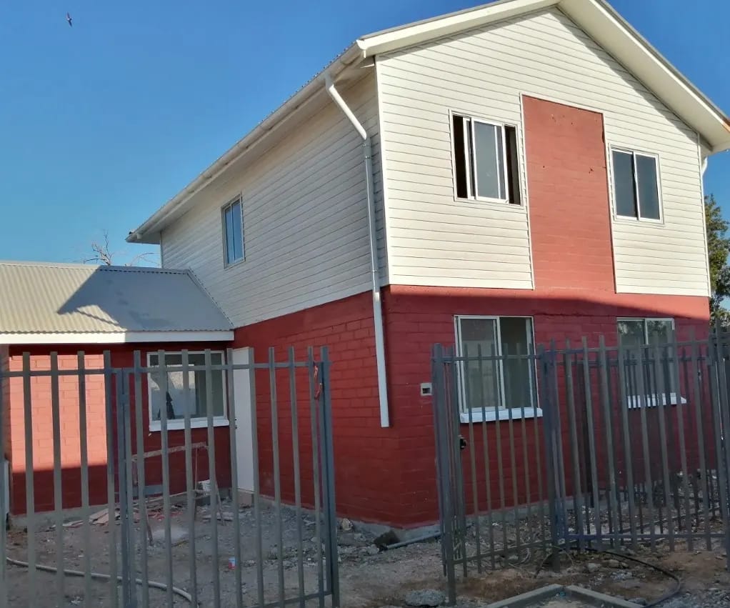 ServiuRM's tweet photo. Avance  de obras en Maipú 
La fotografías dan cuenta del proyecto Pueblito La Farfana, conjunto que recibirá  en su totalidad a familias de campamentos. Posee alrededor de un 90% de avance  🙌, lo que permitirá que prontamente las beneficiarias/os (65) puedan habitar sus casas. https://t.co/ka3sephtCL