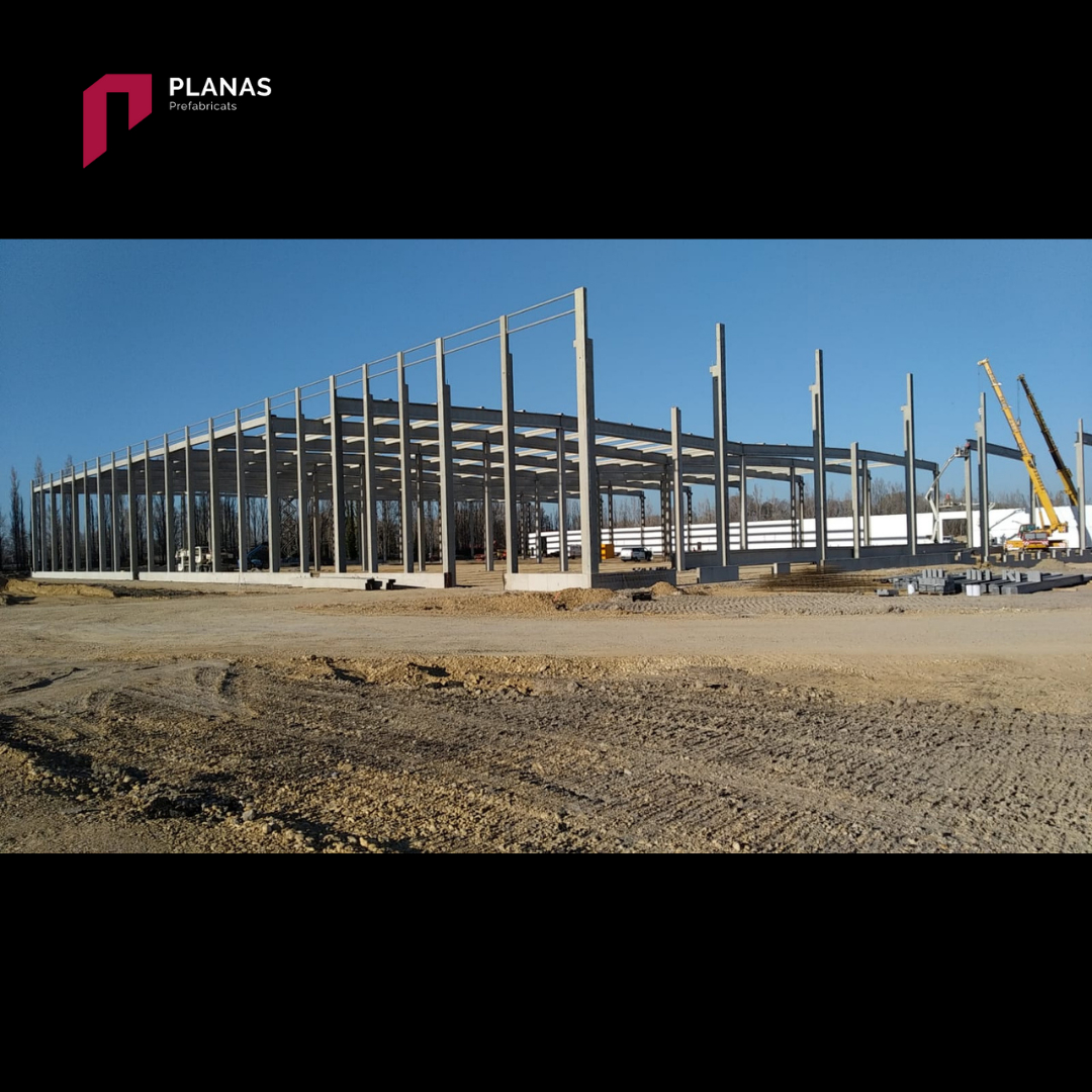 👉Hem iniciat el muntatge d’una plataforma logística per a APRC a la ciutat de St Martin de Crau (França). Aquest nou edifici tindrà una superfície total de 30.000 m2 repartits en tres cèl·lules iguals. En un futur, continuarem ampliant l'àrea logística amb un altre edifici.