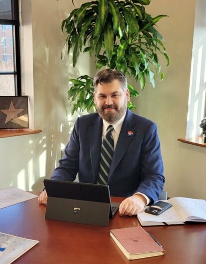 dallascollegetx's tweet image. We're excited to introduce Dr. Justin Lonon as our new chancellor. He says he might be sitting at a different desk now, but his focus is the same. Dallas College will continue to remove barriers to education and create job opportunities for students. Info: fal.cn/3mzuQ