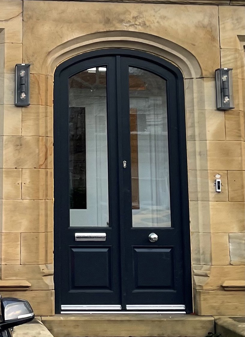 Did someone say “new office door please”…No problem. A lovely bespoke curved door set recently fitted in Harrogate! Looks stunning if we do say so ourselves! ☺️ #timber #engineeredwood #windows #doors #fenestration #construction