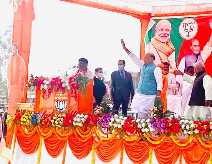 Sanjivgiri4051's tweet photo. आदरणीय @SinghimanshuBJP भैया
देश के यशस्वी रक्षा मंत्री माननीय @rajnathsingh के साथ https://t.co/Gijy4WzoFf