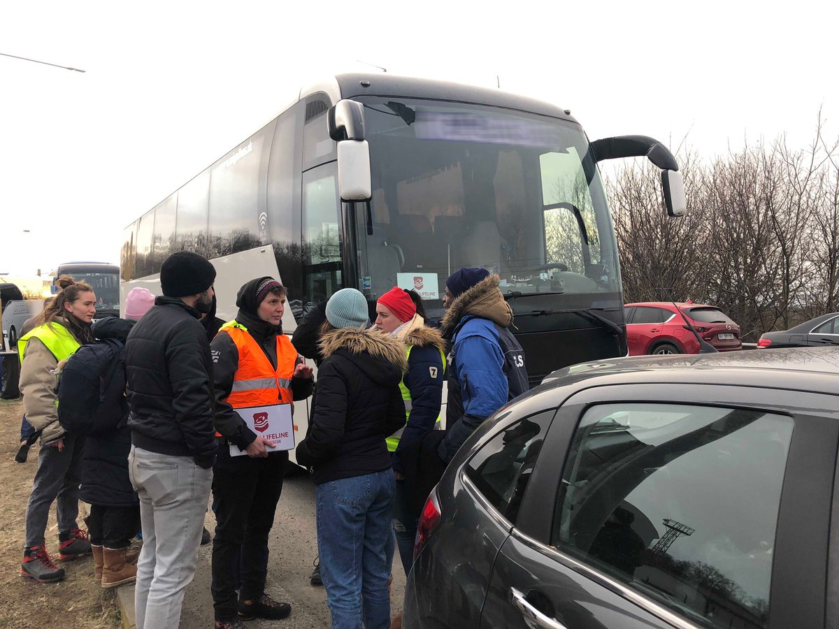 Der erste Reisebus ist bei unserem Team vor Ort eingetroffen. Wir koordinieren nun seinen Einsatz und die Weiterreise von so vielen Menschen wie möglich! Unterstützt uns dabei! mission-lifeline.de/ukraine