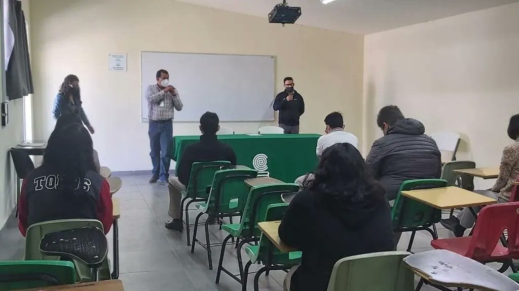 COBACHChihuahua's tweet photo. El Plantel número 20 realizó con gran éxito la entrega de resultados del examen de colocación del idioma inglés de la Universidad de Oxford que se llevó a cabo el semestre pasado; dicho evento fue encabezado por autoridades académicas y directivos de este centro educativo. 💚 https://t.co/a2NQR6oQ69