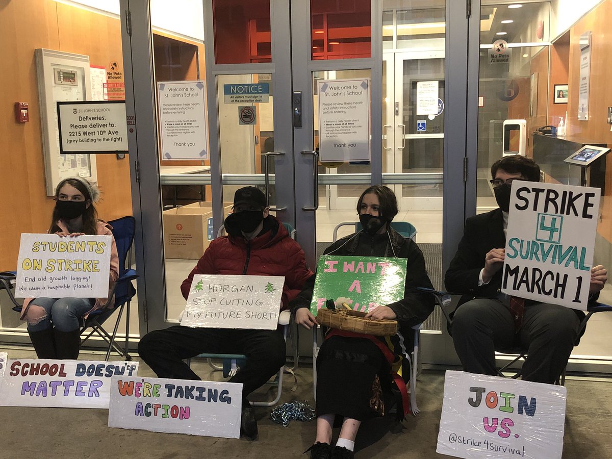 Des étudiants du groupe @strike4survival font la grève et bloquent l’entrée de l’école St-Johns à Vancouver pour demander un moratoire permanent de l’exploitation des forêts anciennes. #icicb