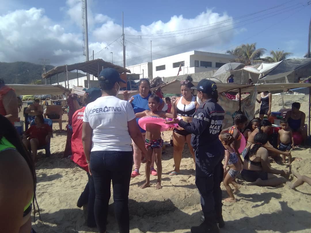 #01Mar, Bomberos Marinos de @CapiPuertoCabe1  realizan charla de conciencia acuática a temporadistas que visitan playa blanca, #carnavalesseguros2022