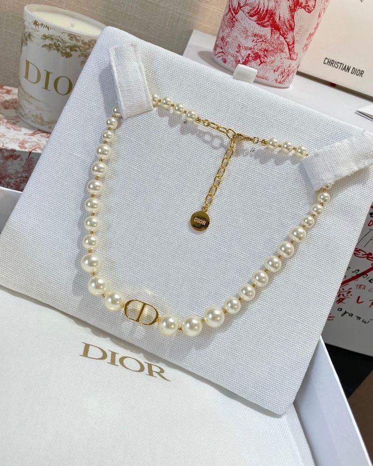 SelectOutfit's tweet photo. dior necklace https://t.co/7tUmooIGUU