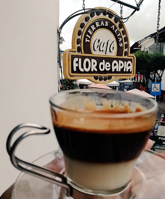 AromaCafes's tweet photo. Hay muchísimas formas de tomar el #café, elegir una u otra depende de muchos  factores (gustos, momento, etc). Y a ti, ¿cuándo y qué te gusta? #Cafelfie de:
☕ @SoyFrond 
☕ @comoju 
☕ @luisraul_mx 
☕ @AnnieLily17 https://t.co/oUyF1uZVzO