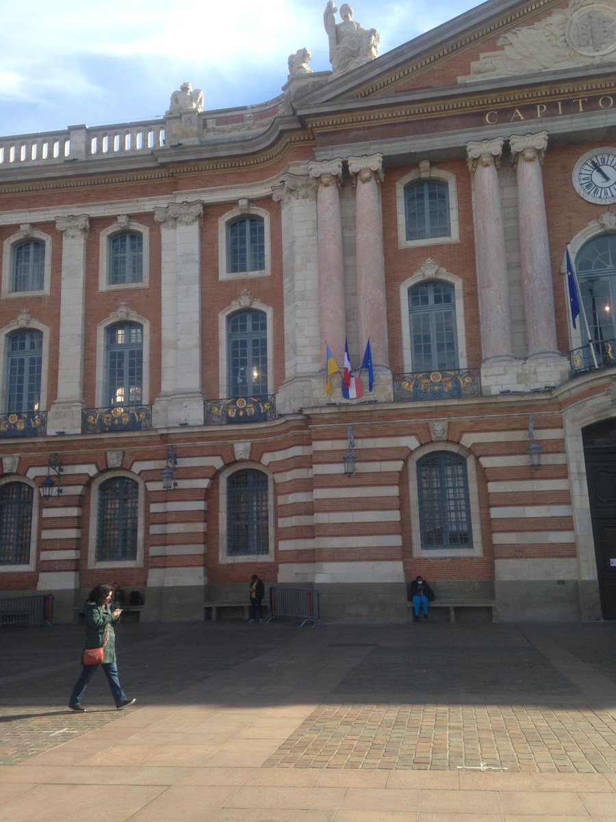 Jeann_Ma's tweet photo. Toulouse stands with Ukraine 💙💛 #StandWithUkraine https://t.co/Ee5lOiYLZd