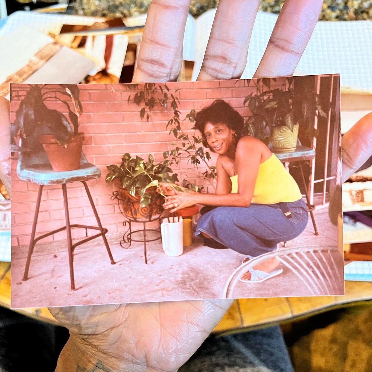 liberated_space's tweet photo. Happy March!

I’m looking forward to learning &amp; building my archive with @SierraChas this month (+ til infinity!)

Here are a few vintage photos from my family: Mom, styling on you; Auntie, posing with pothos, late 1970s, Dallas/Houston, TX

#buildyourarchive https://t.co/rrGuV7wGO6