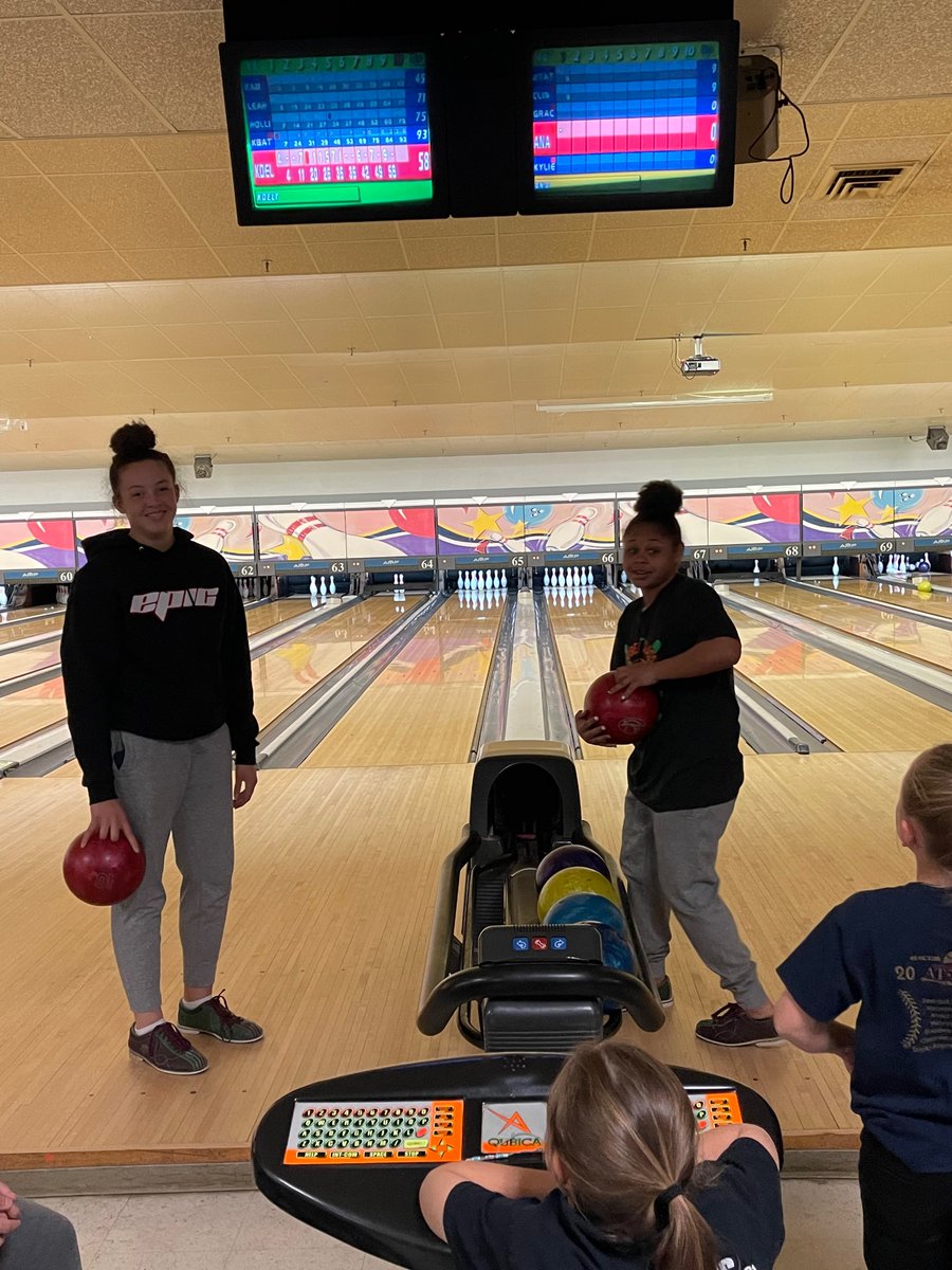 EpicOC08's tweet photo. A little team bonding after practice!! https://t.co/tKwDcMFmHD