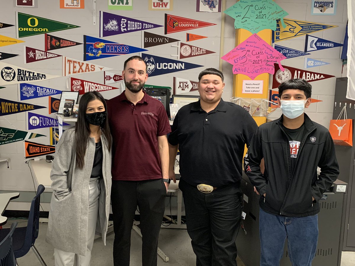 shellane1982's tweet image. Amazing AVID tutorials with 7th grade! AVID cross age tutor, college tutors, &amp;amp; a volunteer tutor—together supporting student success! @dmsrangers_avid @AVID4College @CCISD