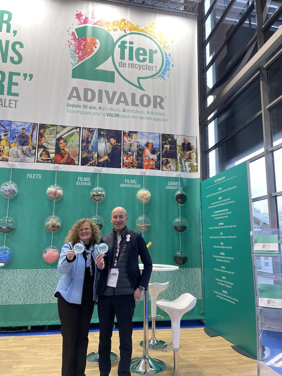 agritof60's tweet photo. Recycler c’est dans ma nature 👍🇫🇷 merci madame Sylvie Brunel pour vos encouragements 👌 @Fragritwittos @Agridemain @ChambagriFrance @lacoopagricole @Phyteis @NegoceAgricole @InVivoGroup @UnifaAgri @semae_officiel @#SIA2022 https://t.co/cTHxaLPtoG