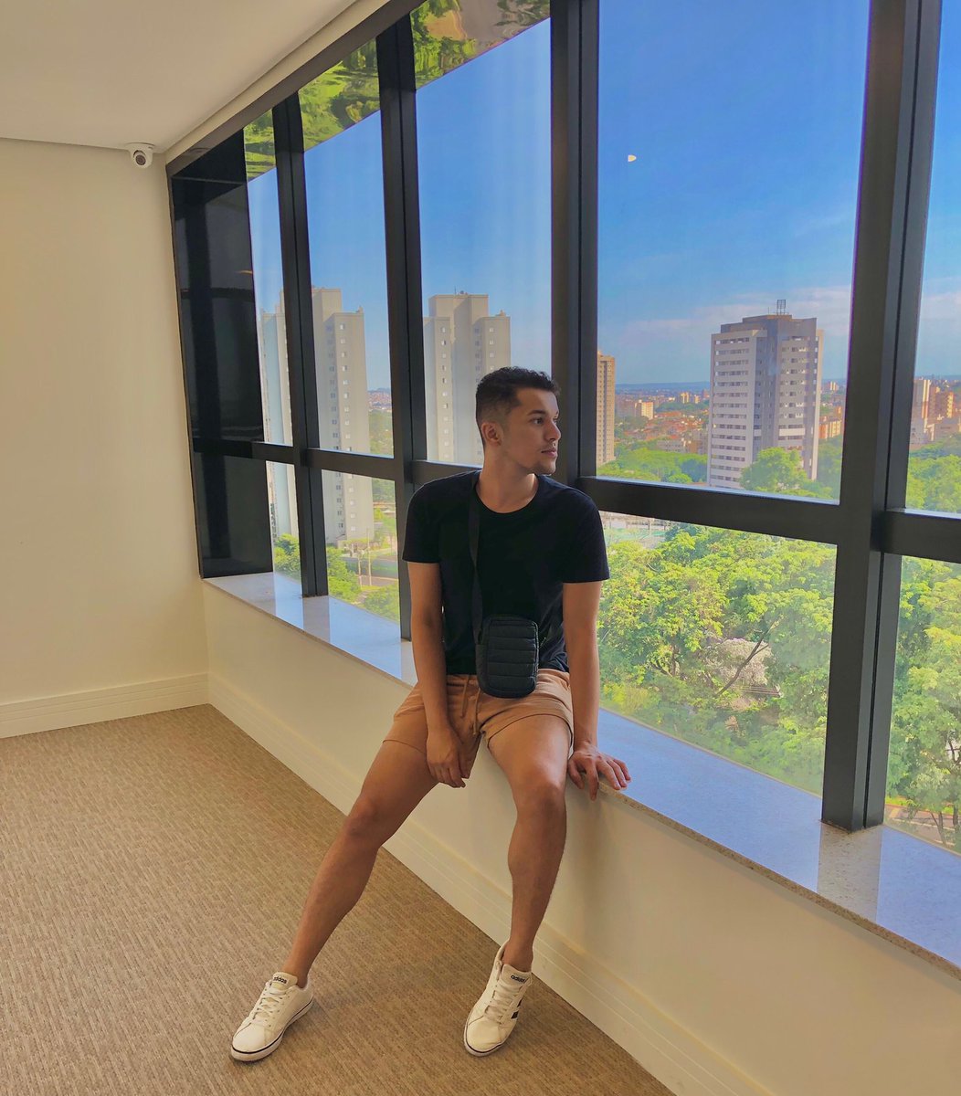 Um dia descobrimos que beijar uma pessoa para esquecer outra é bobagem. 
Você não só não esquece a outra pessoa como pensa muito mais nela... 
Um dia descobrimos que se apaixonar é inevitável... 
Um dia percebemos que as melhores provas de amor são as mais simples...