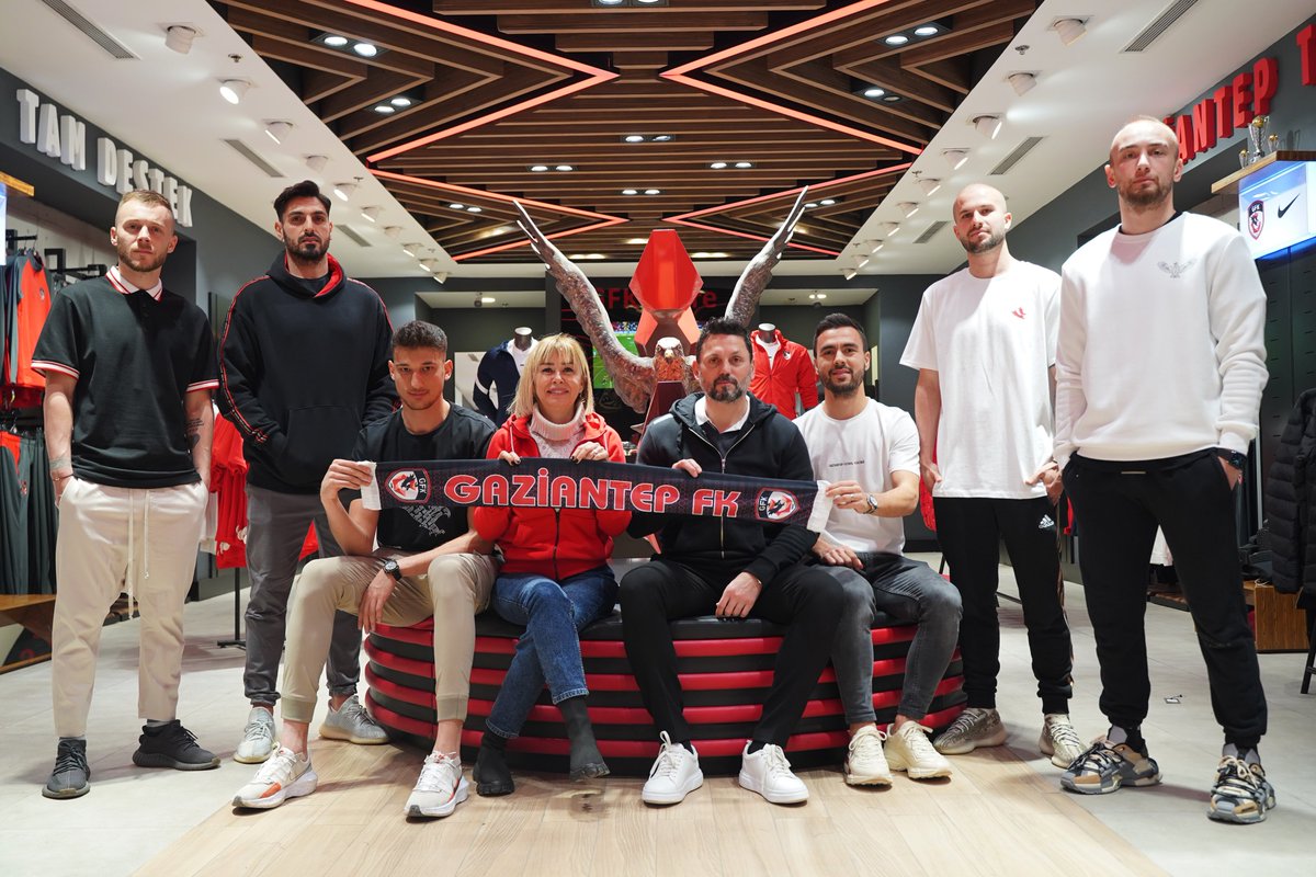 GfkStore's tweet photo. 🔴⚫️ Teknik Direktörümüz Erol Bulut ve futbolcularımız günlük hayatlarında da kırmızı-siyahı taşımaya devam ediyor! 

Lisanslı ürün kullanın, takımınıza destek olun! 👉 https://t.co/5deIxV7taM https://t.co/Vc6sTAj4c2
