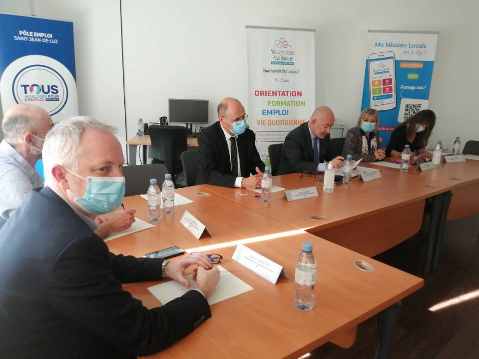 DSAINTPAUL's tweet photo. Elles s'appellent Lucie et Marianne, elles sont les deux premières à bénéficier du Contrat d'Engagement Jeune sur le Pays Basque. Signature à l'agence @poleemploi_NA de St Jean de Luz. en présence de @PSurzur. @MissionLocalePB 
Bon courage et pleine réussite 👍 https://t.co/8UC2vqGAlG