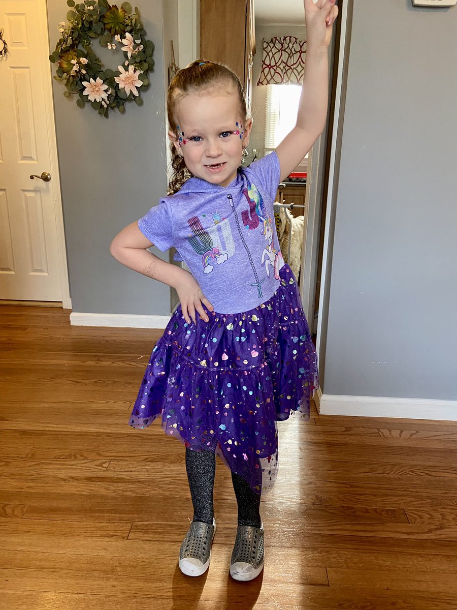 Harper Siwa comin in hot for ✨rockstar reader✨ day! @BarnoskyMs <a href="/RockyTiger_FLC/">Rocky the Tiger</a> <a href="/FLC_ElemSchool/">Will Smith-Principal</a>