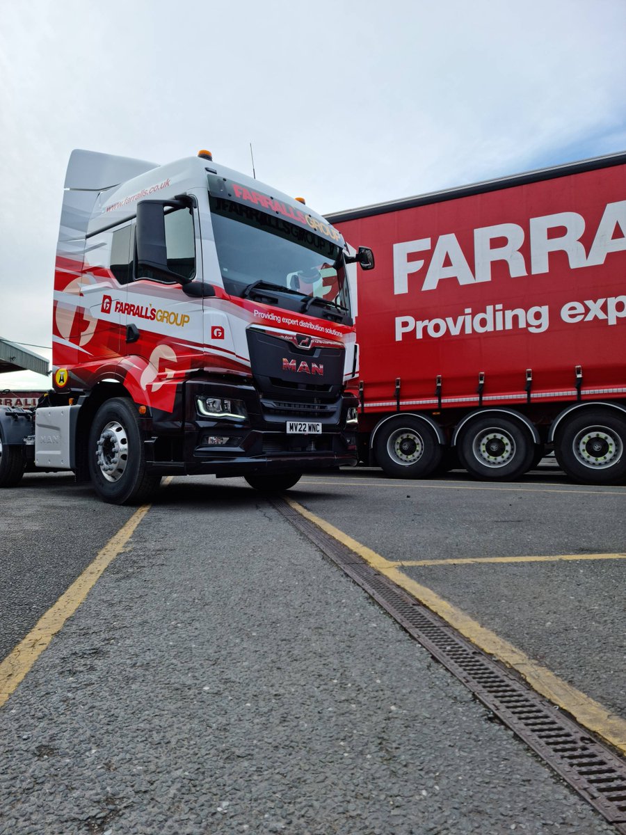 Farralls_Tspt's tweet image. Thankyou to @ANRICHARDSLTD for the first of our @mantruckbusuk TGS 24.510 mid-lift lite 🚚 We're excited for these to get out on the road delivering peace of mind to our customers! 

#familybusiness #familydeliveringpeaceofmind #man #newtruck #truckphotos #freshwrap