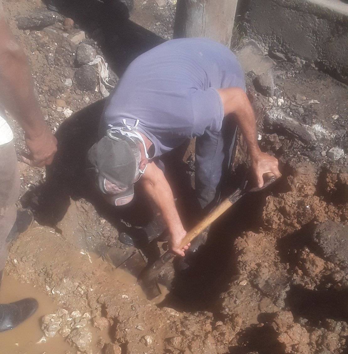 Brigada de la Unidad Empresarial de Base Acueducto Alcantarillado Mantenimiento- Construcción  suprime importante salidero en calle Antolín García de la capital espirituana. #Eaass #AySCuba #SanctiSpíritus.