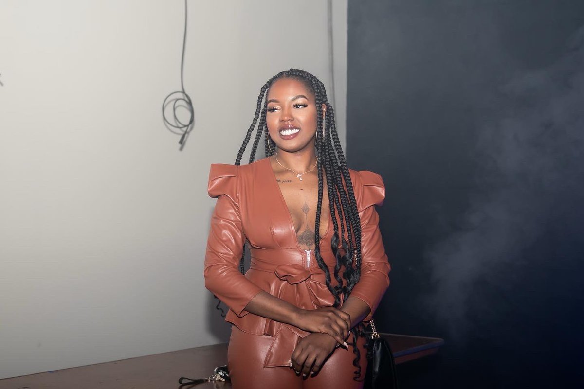 tiarayemusic's tweet photo. 𝗜𝗮𝗻 𝗻𝗲𝘃𝗲𝗿 𝗴𝗼𝘁 𝘁𝗵𝗲 𝗺𝗶𝗰 𝗮𝗻𝗱 𝗷𝘂𝘀𝘁 𝗵𝗲𝗹𝗱 𝗶𝘁…𝗜 𝗿𝗮𝗽 🖤

𝗦𝘄𝗶𝗽𝗲 𝘁𝗼 𝘀𝗲𝗲 𝗯𝗲𝗮𝘂𝘁𝘆 𝘁𝘂𝗿𝗻 𝗯𝗲𝗮𝘀𝘁 🤩

#showrecap 🥶🅿️ https://t.co/YxRdeluDLf