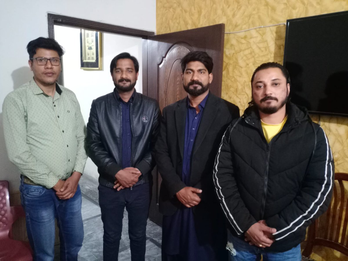 Juttkashif106's tweet photo. پاکستان مسلم لیگ ن کے ایڈیشنل جنرل سیکرٹری لاہور سوشل میڈیا حمادقریشی نے UC-217کے کارکن کاشف جٹ, علی بٹ اور UC-219سید ناصر سے ملاقات کی اورحلقہ کی سیاسی صورتحال پر بات چیت کی  اور انشاءالله پارٹی کے لیے ایک کام کرنے پر اتفاق ہوا  ✊ https://t.co/QkZCd38TFb