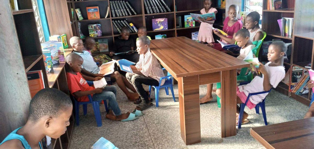 AyaFubaraEneli's tweet photo. Day 2 of the opening of the Emma Johnson Dirigo Wari (library). The response from the children has been overwhelming. These young people are devouring books, participating in reading circles and borrowing books to read at home. Pictures by Moses Eyo. #Opobolibraryinitiative https://t.co/vl3fVboSJi