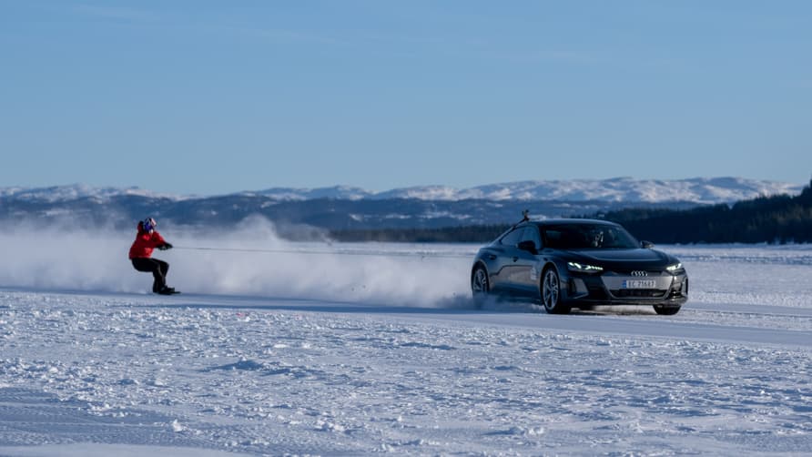 BBC_TopGear's tweet photo. There’s a new world record for fastest snowboarder towed by a car → https://t.co/BDKNx0xlVG https://t.co/b02LpNJwng
