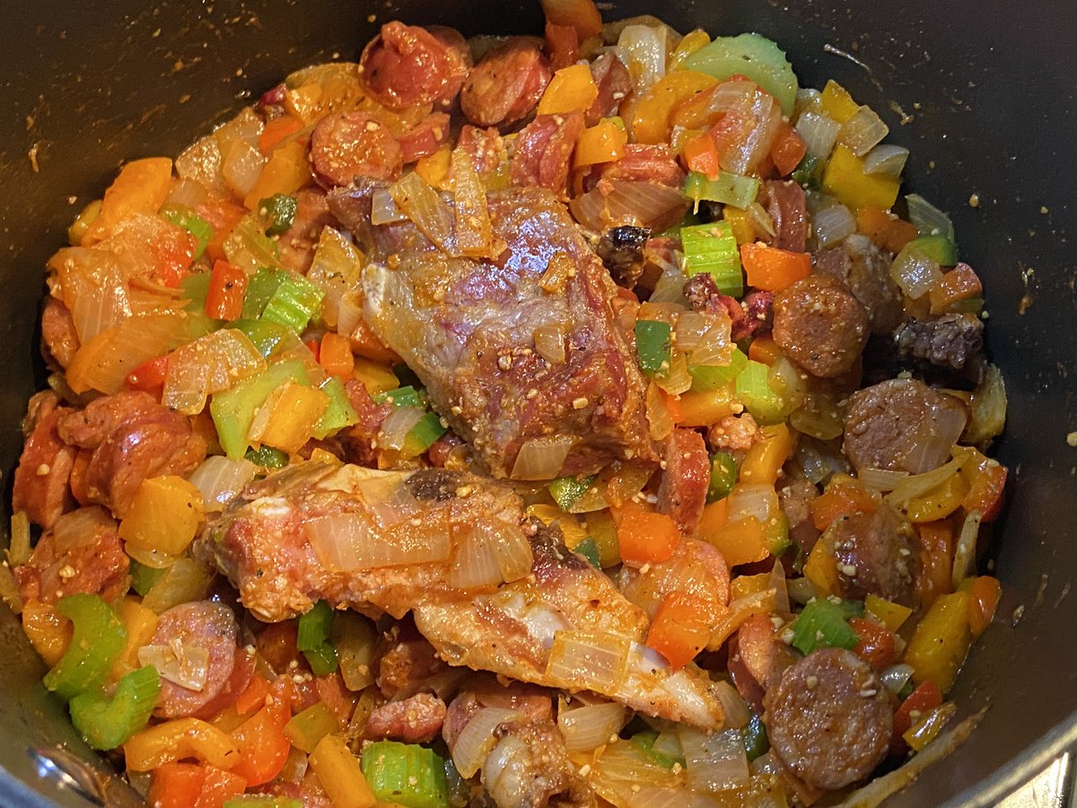 DrDrogo's tweet image. Happy Mardis Gras! Laissez les bon temps rouler!!! Starting a batch of Jambalaya. Will let you know how it turns out. 

And happy first day of Meteorological Spring #FatTuesday #MardiGras #MeteorologicalSpring