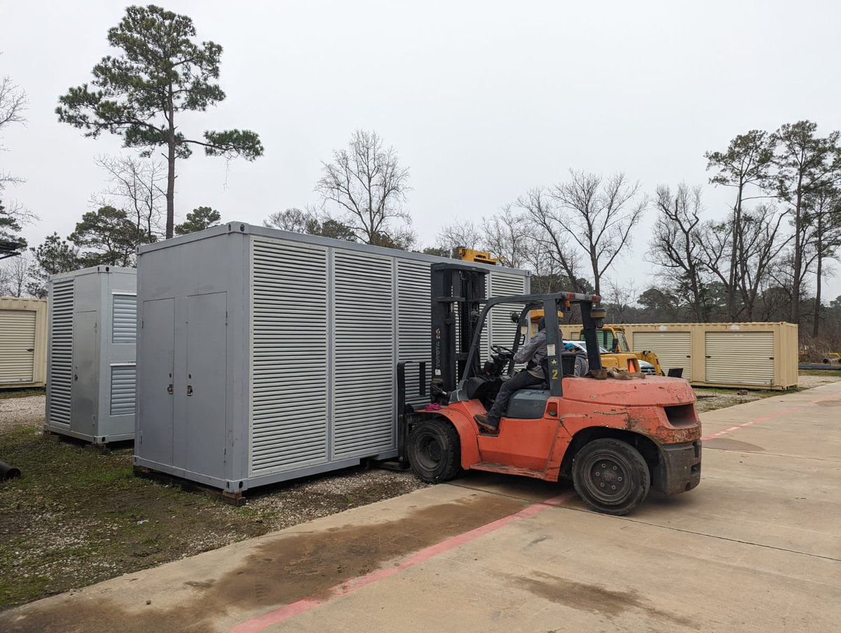 aiproenergy's tweet photo. Convenience and mobility of 20ft BitTanks 👀. You don’t need a crane to move them around. ⛏✅⛏👀 #Bitcoin #energy #DataCenter #bittank https://t.co/xSN6w5VOMe