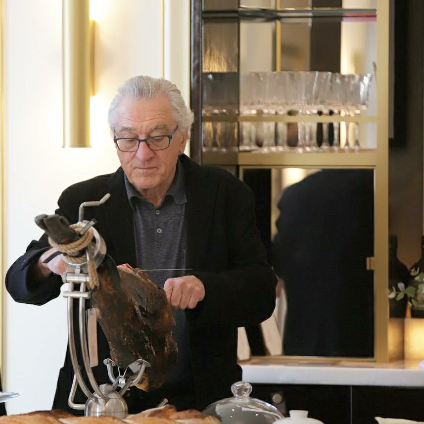 El aperitivo a base de producto, con jamón Ibérico de bellota <a href="/cincojotas/">Cinco Jotas</a> 2018 y queso Olavidía de Quesería <a href="/quesosybesos_/">silvia pelaez navero</a>  mejor queso del mundo en el World Cheese Awards 2021, acompañado con panes de <a href="/Panem_madrid/">PANEM</a>