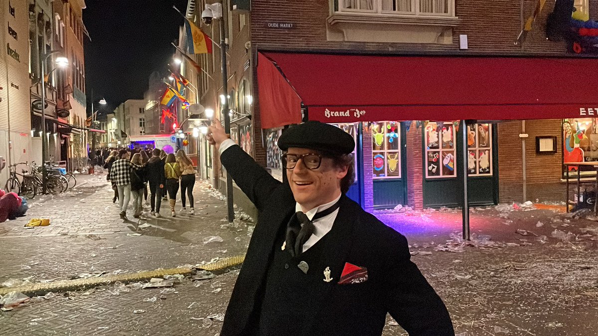 Oei. De Alde Mert is toe. Dus: de wc van Kefeej Central! Pleejzitting, 23:11