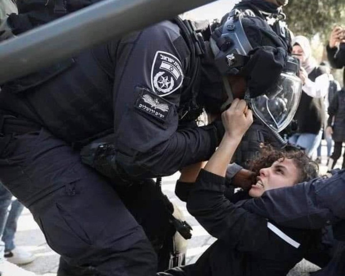 Ramallah_Now's tweet photo. قرار بالإفراج عن ايمان الكسواني 15 عام من بيت حنينا بشرط الإبعاد 30 يوما عن البلدة القديمة وباب العمود و كفالة 500 شيكل.. بالإضافة لكفالة طرف ثالث https://t.co/JCV5nEqd6L