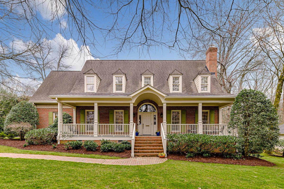 DMAHomes's tweet photo. Welcome to 1009 Greentree Drive, a beautiful home located just minutes from Cotswold and Southpark! Take a look inside our gorgeous #homeoftheweek🏠
📍1009 Greentree Drive
Charlotte, NC 28211
#RealEstate #HomeOfTheWeek #CltHome https://t.co/Wew2HicNjg