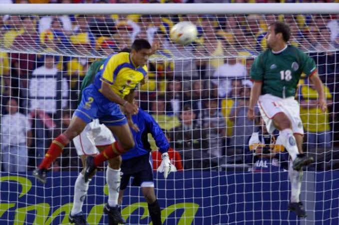 FutboLPress_'s tweet photo. Se cumplieron 20 años del primer y único campeonato de la Selección Colombia en la Copa América al vencer 1-0 a México en la gran Final de la edición 2001 con anotación del histórico capitán Ramiro Iván Córdoba @FCFSeleccionCol #CopaAmerica2001 #HistoriasDelBalón https://t.co/gARCscQWWu