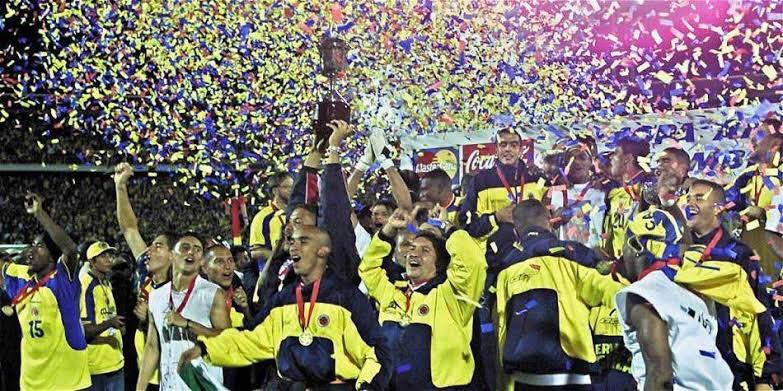 FutboLPress_'s tweet photo. Se cumplieron 20 años del primer y único campeonato de la Selección Colombia en la Copa América al vencer 1-0 a México en la gran Final de la edición 2001 con anotación del histórico capitán Ramiro Iván Córdoba @FCFSeleccionCol #CopaAmerica2001 #HistoriasDelBalón https://t.co/gARCscQWWu